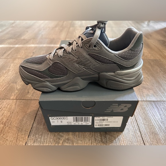 New Balance 9060 size:  women: 8.5  men 7 - Picture 7 of 10